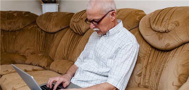 Alter Mann am Laptop