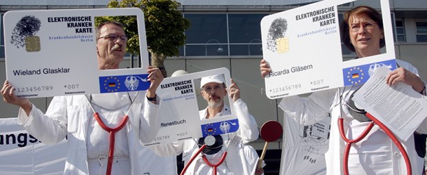 E-Card: BÄK in der Zwickmühle Ärzte gegen die E-Card: Protest vor fünf Jahren in Berlin.