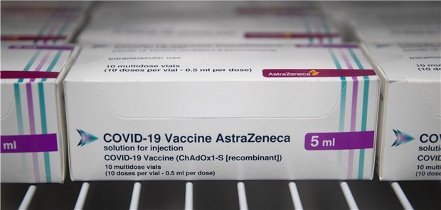 Corona-Impfstoff von AstraZeneca wohl nur begrenzt wirksam gegen Südafrikavariante Ampullen mit dem Corona-Impfstoff des Herstellers AstraZeneca stehen in kleine Kartons verpackt in einem Kühlschrank.