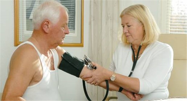 Für Blutdrucksenkung ist man nie zu alt Antihypertensive Therapie lohnt auch in hohem Alter: Mit dem Blutdruck sinkt die Sterberate.