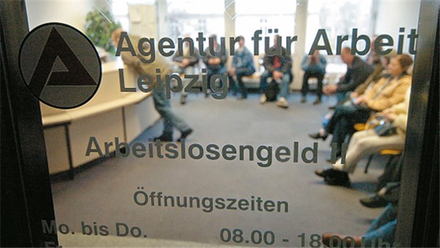 Verbände kontra Merkel: Bezieher von Hartz IV lösen Pflegekräftemangel nicht Arbeitslose in Pflegeeinrichtungen schicken? Berufsverbände bezweifeln, dass sich das Problem des Fachkräftemangels auf diese Weise lösen lässt.