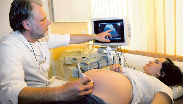 Neue Leitlinie für die Diagnose eines Schwangerschaftsdiabetes Arzt bespricht die Befunde einer Ultraschalluntersuchung mit seiner Patientin: Schwangere mit Diabetes müssen engmaschig überwacht werden.