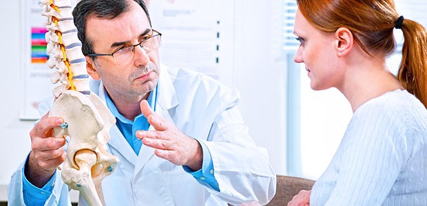 Schneller Gewissheit über Kostenübernahme Arzt bespricht mit der Patientin die Therapie: Die Kostenübernahme muss künftig schneller geklärt werden.