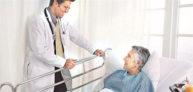 Am Verbotsvorbehalt wird gerüttelt Arzt und Patientin sprechen künftig öfter auch über das Entlassmanagement.