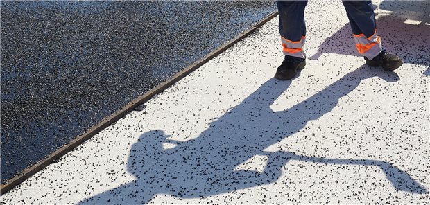 Auch Straßenarbeiter zählen zu denjenigen, für die Hitze und UV-Strahlung große Arbeitsrisiken darstellen.