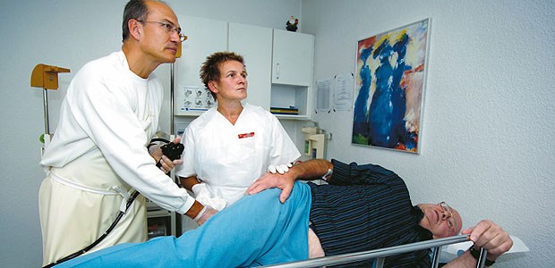 Mehr Männer mit Darmkrebs als vermutet? Auch wenn ihr Hämoccult-Test negativ ausgefallen war, wurden bei Männern mittels der Koloskopie Darmkarzinome entdeckt.
