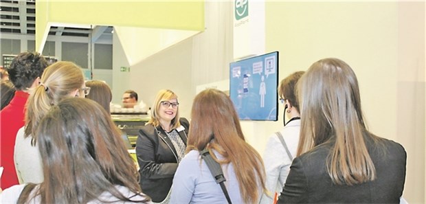 So fließen die Daten in die Patientenakte Auf der conhIT in Berlin: Medatixx-Marketingleiterin Alexandra John erläuterte Messebesuchern den neuen medatixx-AppPoint.