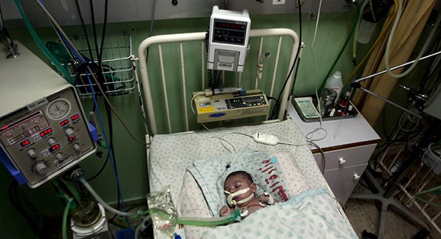 Medizinische Versorgung in Gaza ist fast am Boden Baby im an-Nasser-Hospital in Gaza-Stadt: Die medizinische Versorgung im Gaza-Streifen ist völlig unzureichend, kritisiert die Organisation PHR.