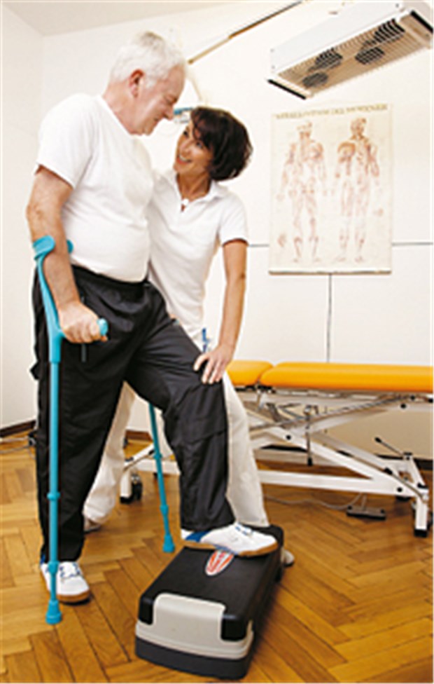 Bei der Schlaganfall-Rehabilitation steht im Vordergrund der Physiotherapie, die Alltagsfunktionen des Patienten wieder herzustellen.