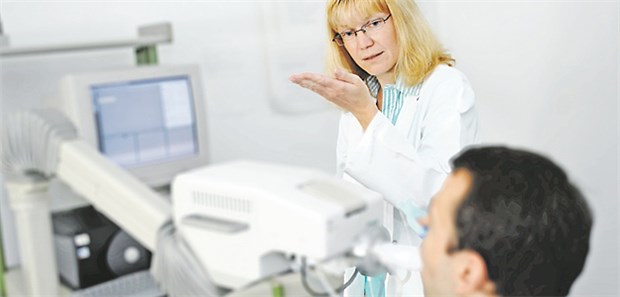 COPD beginnt wohl früher als gedacht Bei der Verdachtsdiagnose COPD ist der Lungenfunktionstest unerlässlich.