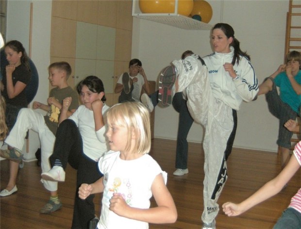 Kickbox-Star motiviert Kinder mit Diabetes Bein hoch! Kinder mit Diabetes trainieren mit Anja Renfordt.