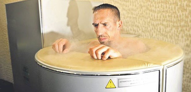 Nach dem Spiel geht's für Fußballer ab in die Kühlbox Bereit für den Bundesliga-Auftakt: Der französische Nationalspieler Franck Ribéry sitzt in einem Kältetank.