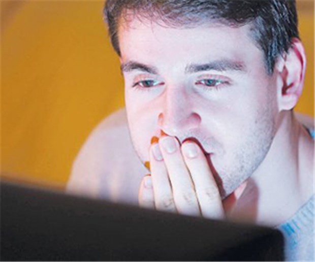 Wenn Blaulicht den Schlaf raubt Blaues Licht vom Monitor aktiviert das Gehirn.