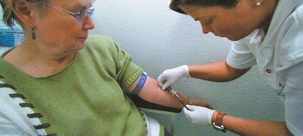 Nadelstiche können zum Albtraum werden Blutabnahme: Gefahr für Verletzungen, die teuer werden können.