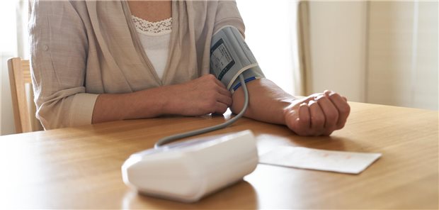 Blutdruckkontrolle: Die Empfehlung einer salzarmen Kost zur Hypertonie-Prävention nur wenig beachtet.
