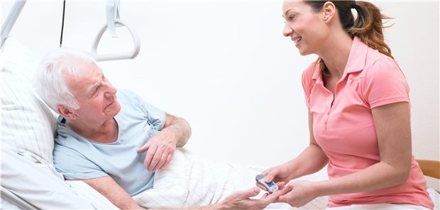 Blutzuckermessen am Klinikbett: Stationäre Therapien sind in der Regel an die Grunderkrankung Diabetes anzupassen.