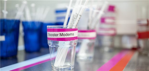 STIKO will zweite COVID-19-Booster-Impfung für etliche Personengruppen empfehlen Booster gegen schwere COVID-19-Verläufe: Die STIKO erweitert ihre Empfehlungen.