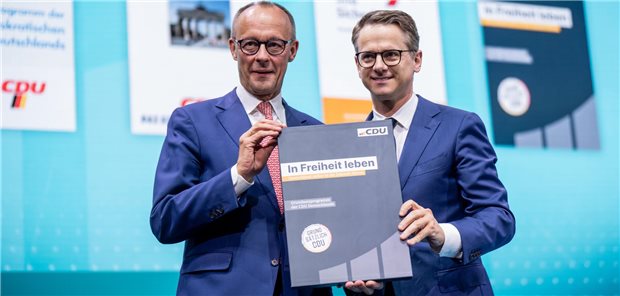 CDU Parteichef Friedrich Merz und sein Generalsekretär Carsten Linnemann präsentieren nach zweijähriger Debatte das neue Grundsatzprogramm der Christdemokraten.