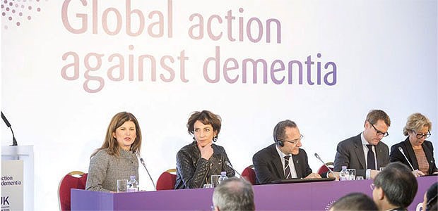 Schulterschluss für den Kampf gegen Demenz Daniel Bahr (2.v.r.) erläuterte beim G 8-Gipfel die Demenz-Versorgung aus deutscher Sicht.