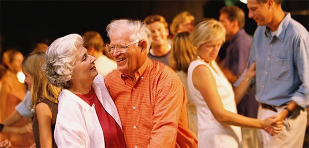 Die Alten von heute – fit, aktiv, wohlhabend Das Aktivitätsniveau der Älteren steigt: 44 % der über 65-Jährigen geben an, Sport zu treiben.