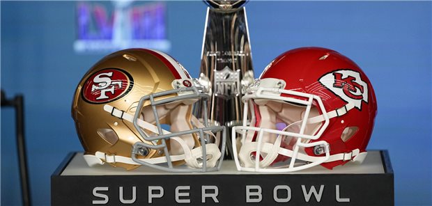 Die Trophäe und die Helme sind vor der Pressekonferenz von NFL-Football-Commissioner Goodell zum Super Bowl 58 in Las Vegas zu sehen.