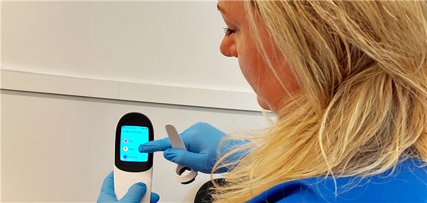 Hausbesuche neu gedacht: Auch Laien können als DIHVA die Praxen entlasten Das Gerät kann als Spachtel, Otoskop, Thermometer oder Stethoskop eingesetzt werden. Auf dem Display wird von DIHVA Undine Tischmeyer angegeben, was untersucht werden soll.