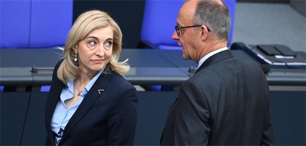 Spekulationen über Unions-Fraktionsvorsitz und warum auch der Name Warken fällt Bundesgesundheitsministerin Nina Warken und Kanzler Friedrich Merz im Bundestag im Gespräch.