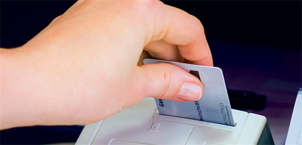 Online-Tests liegen gut im Plan Der Abgleich der Versichertenstammdaten ist die erste Online-Anwendung der Gesundheitskarte und ihrer Datenautobahn.