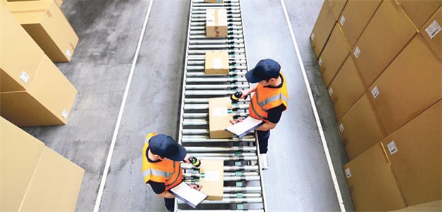 Online-Handel beflügelt Paketzustelldienste Der Paketversand online bestellter Ware wird vorbereitet.