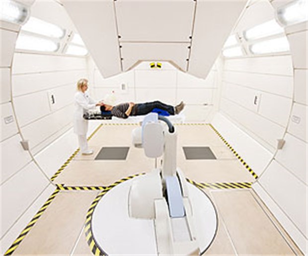Krebsbestrahlung von allen Seiten Der Patient trägt während der Bestrahlung eine Kunststoffmaske, damit Bewegungen des Körpers nicht die Behandlungsergebnisse beeinflussen.