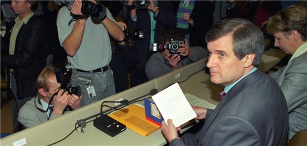 Der Aids-Skandal und die Zerschlagung des BGA Der damalige Gesundheitsminister Horst Seehofer vor Beginn der öffentlichen Sitzung des Gesundheitsausschusses zum Aids-Skandal am 08.10.1993 in Bonn.