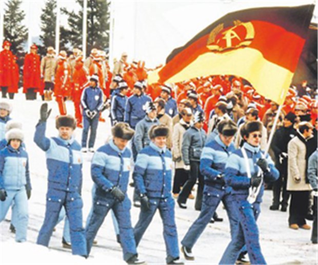 Doping an Kindern im Interesse des Klassenkampf Die DDR-Mannschaft beim Einmarsch der Nationen zur Eröffnung der XIII. Olympischen Winterspiele in Lake Placid im Jahr 1980.