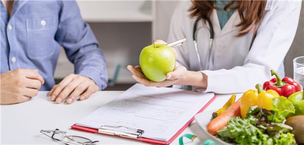 13 Ernährungsirrtümer bei Fettleber – und was die Wissenschaft dazu sagt Eine Ernährungsberaterin berät einen Patienten zu richtigen Ernährungsgewohnheiten bei metabolischer Dysfunktion-assoziierter steatotischer Lebererkrankung