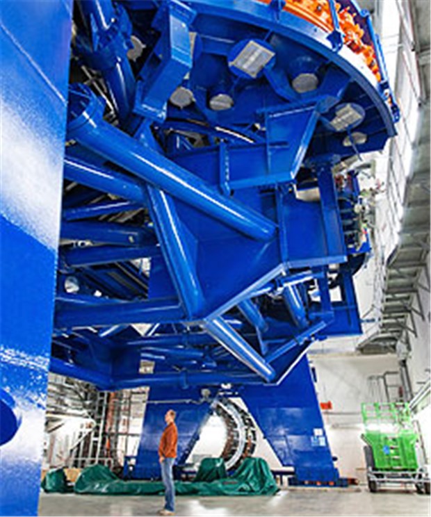 Krebsbestrahlung von allen Seiten Die Gantry ist 670 Tonnen schwer, 25 Meter lang, 13 Meter im Durchmesser und drei Stockwerke hoch.