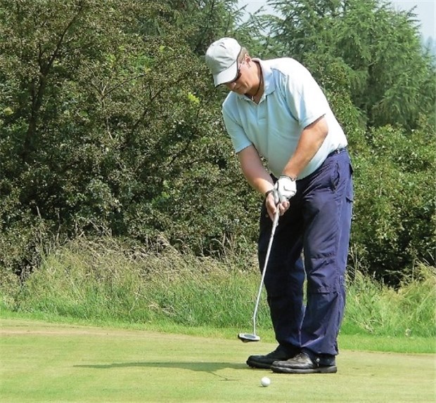 "Aufgewärmte und fitte Golfer verletzen sich selten" Die Haltung der Hand beim Schlag sollte bei Handgelenkbeschwerden überprüft werden.