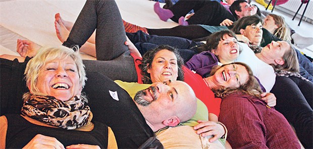 Wenn Lachen beim Heilen hilft Die "Lach-Kette": Durch dasWackeln des Nachbarbauches erhalten die Seminarteilnehmer ein völlig ungewohntes Körpergefühl - und einen neuen Anlass, zu lachen.