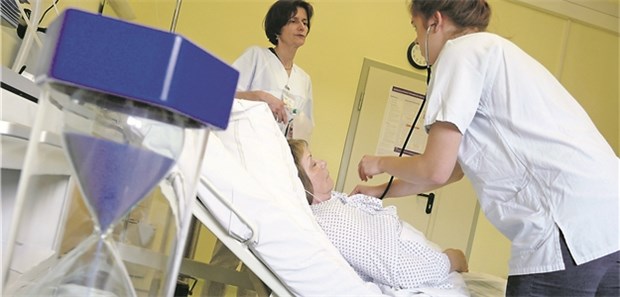 Jenos-Modell: Unimedizin Jena zieht positive Zwischenbilanz Die Zeit läuft: Eine Medizinstudentin in Jena untersucht eine Schauspielpatientin, die an einer Prüfungsstation einen Notfall darstellt.
