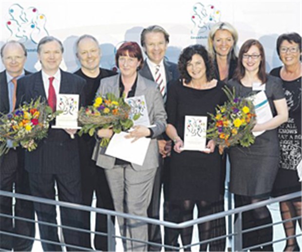 Netzwerker ehren Schmerzklinik und TK Die ersten Träger der Preise der Gesundheitsnetzwerker (v. l. n. r.): Professor Hartmut Göbel, Kathrin Vogler, Dr. Iris Caliess.