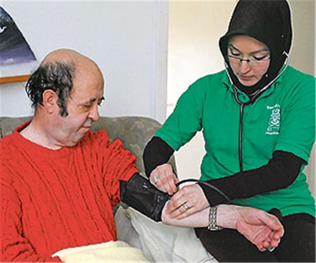 Kommen bald die "Pflege-Inder"? Die türkische Pflegerin Zeliha Onurlu prüft in Hannover den Blutdruck eines Patienten.