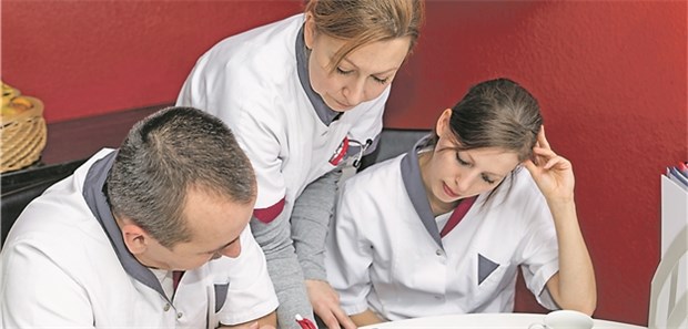 Personaluntergrenzen für Krankenhäuser kommen Dienstplanbesprechung: Bald sollen zur Entlastung der Pflegekräfte und für mehr Patientensicherheit Personaluntergrenzen in Kliniken gelten.