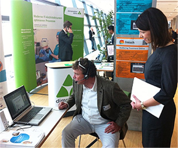 Einblicke in die neue E-Health-Welt Dr. Alexander Wolff von Gudenberg (Institut der Kasseler Stottertherapie) präsentiert Dr. Katja Leikert, Berichterstatterin der CDU/CSU-Bundestagsfraktion für Telematik, die Online-Stottertherapie.