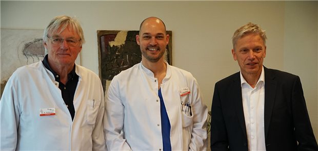 Dr. Anno Feldmann kehrt als Chefarzt der Gynäkologie und Geburtshilfe ans St. Josefs-Hospital zurück, Julian Kreienborg ist neuer Leitender Oberarzt. Geschäftsführer Andreas Krone begrüßte beide (von links).