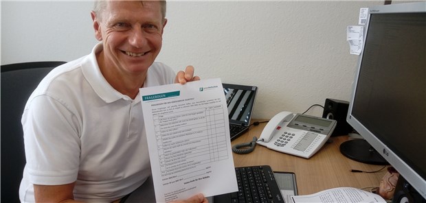 Dr. Klaus Edel zeigt den „Fragebogen für den Herzschwäche-Selbsttest“, den er selbst entwickelt hat. (Archivbild)