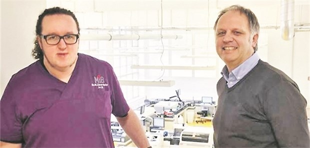 Investitionsfeld fordert findige Finanzexperten Dr. Martin Obermeier und MLP-Berater Dr. Armin Niedermeier in den neuen Räumen des infektiologischen Labors.