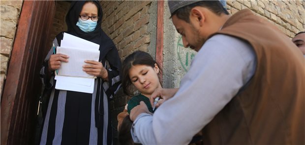 Ein Gesundheitsarbeiter in Kabul verabreicht einem Kind eine Dosis Anti-Polio-Impfstoff