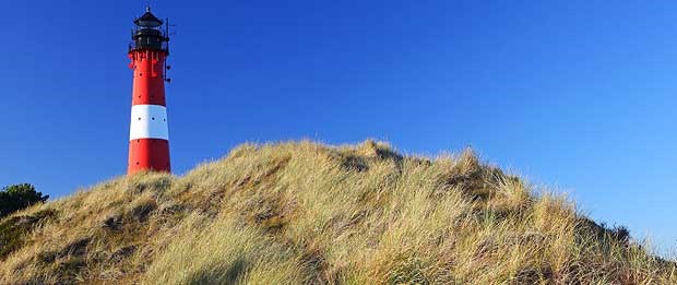 Norden prophezeit: Wohlfühl-Versorgung wird enden Ein Leuchtturm hinter einer Düne auf Sylt: Das Land Schleswig-Holstein deckt schonungslos die Problemfelder in der Gesundheitsversorgung auf.