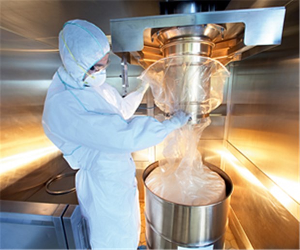 Indisches Patentamt enteignet Bayer Ein Mitarbeiter in der Bayer-Produktionsanlage bei der Abfüllung des Krebsmittels Sorafenib. Das Medikament darf jetzt ein indischer Hersteller nachbauen.