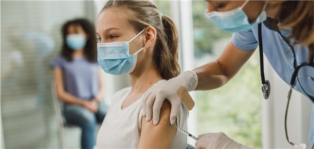 Ein junges Mädchen wird geimpft – gegen HPV? (Symbolbild mit Fotomodellen)