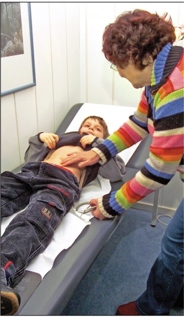 M. Crohn bei Kindern - bei Verdacht erst Stuhltest, dann Endoskopie Eine Ärztin untersucht den Bauch eines Jungen. Bei anhaltenden Beschwerden ist auch eine CED möglich.