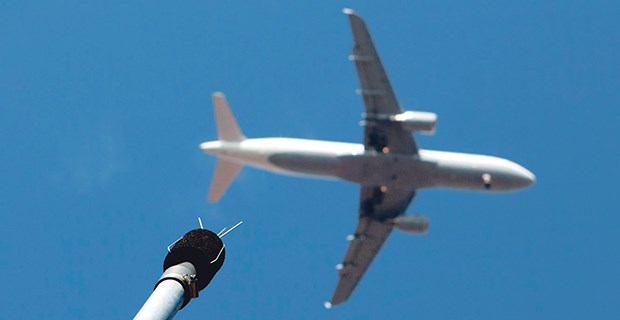 "Fluglärm ist ein Umweltgift" Einin Mikro misst den Lärm, der beim Anflug auf die neue Landebahn des Flughafens Frankfurt entsteht.